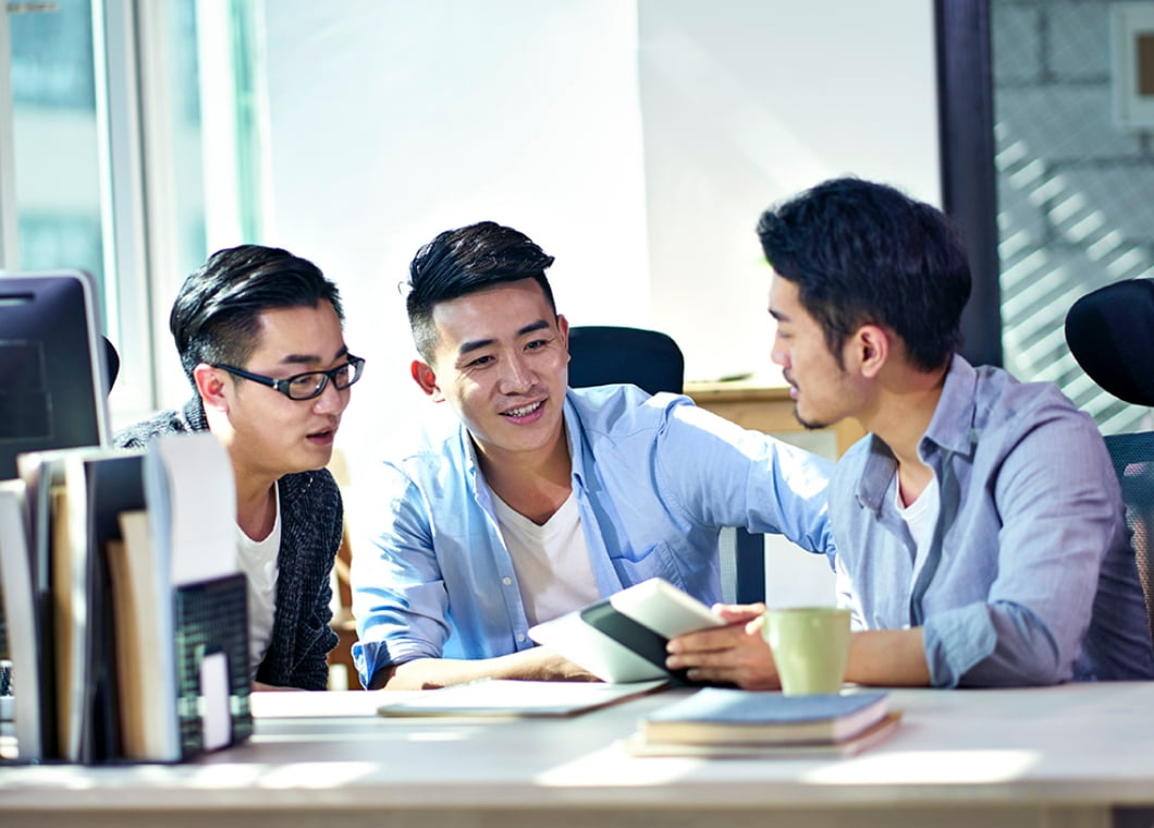 オフィスで話す男性達の画像